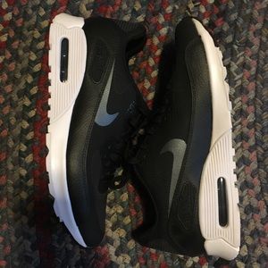 Woman’s Nike AirMax 90